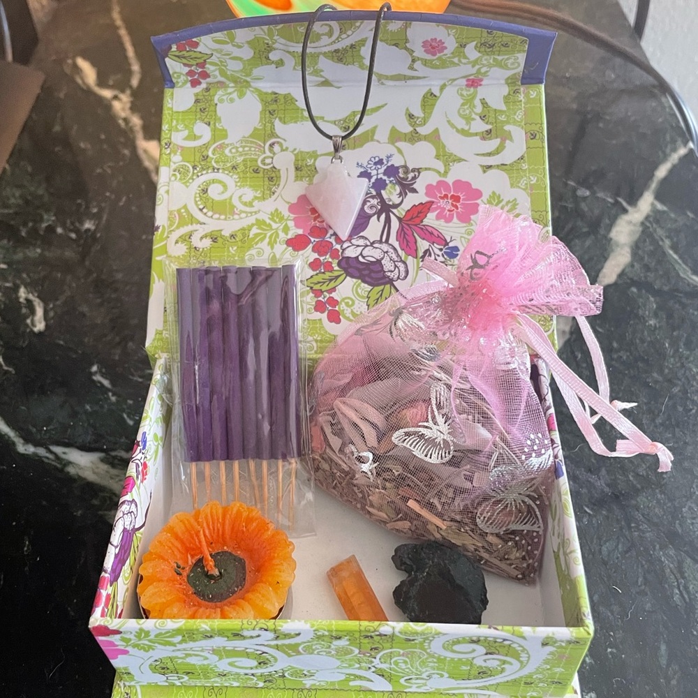 Diva Healing Crystal Box w/Necklace